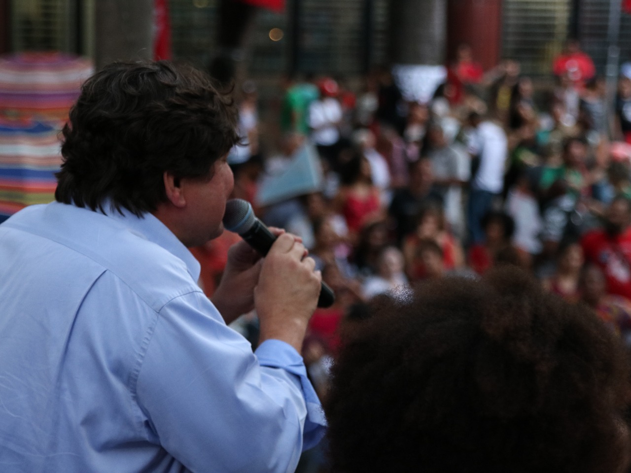 André Quintão com apoiadores